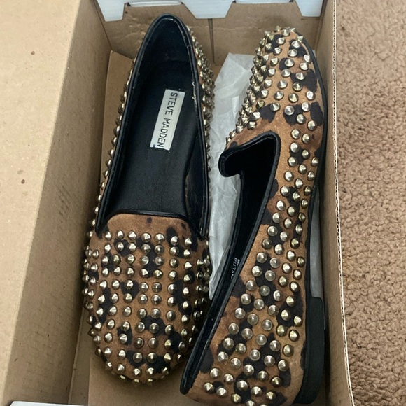 Steve Madden Studly-L Animal Print Studded Flats
Size 7.5 Leather NWOT - Picture 1 of 6